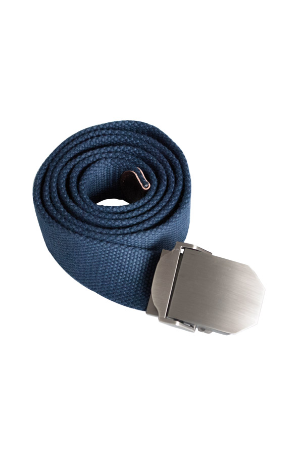 Close-up of a robust Korntex workwear belt with metal buckle on dark-coloured work trousers