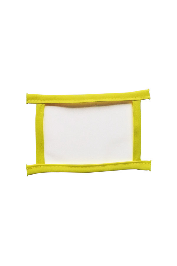 A man is wearing a green Korntex safety vest and the black Korntex ID pocket with transparent field of vision can be seen on the back