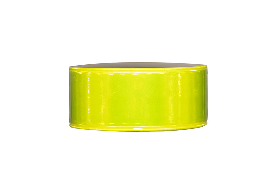 Schnappband „Porto“ in Silber mit Metallkern, PVC-Oberfläche und Velvet-Innenseite, flexibel für Handgelenk, Arm oder Knöchel.
