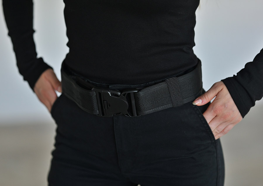 Korntex SEC Tactical Gürtel in Schwarz mit robustem Klickverschluss, getragen an der Hüfte, ideal für Sicherheitsdienste und Outdoor-Einsätze