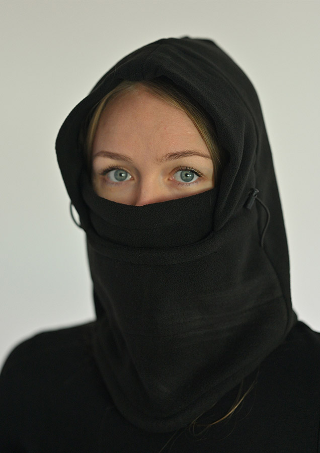 Winter-Sturmhaube Meribel in Schwarz. Weiches Polarfleece für warmen Tragekomfort, ergonomisch anpassbar mit Gummiband & Kordelstopper - ideal für Outdoor & Winter.