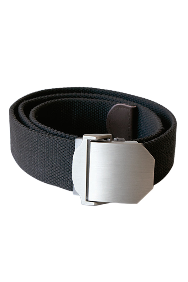 Close-up of a robust Korntex workwear belt with metal buckle on dark-coloured work trousers