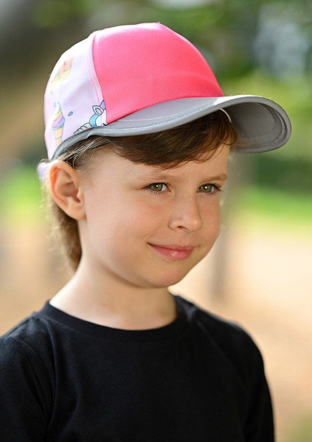 Kind mit Korntex Cap für Kinder Action Line in pink grau mit Reflektor für Sicherheit und Sichtbarkeit auf dem Schulweg