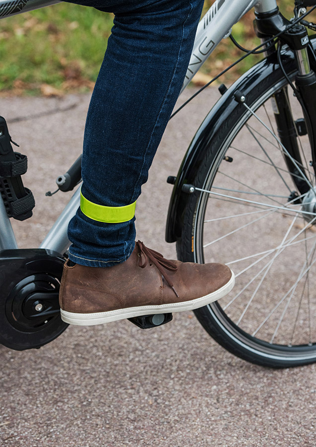 Cyclist with reflective yellow Korntex snap tape on leg