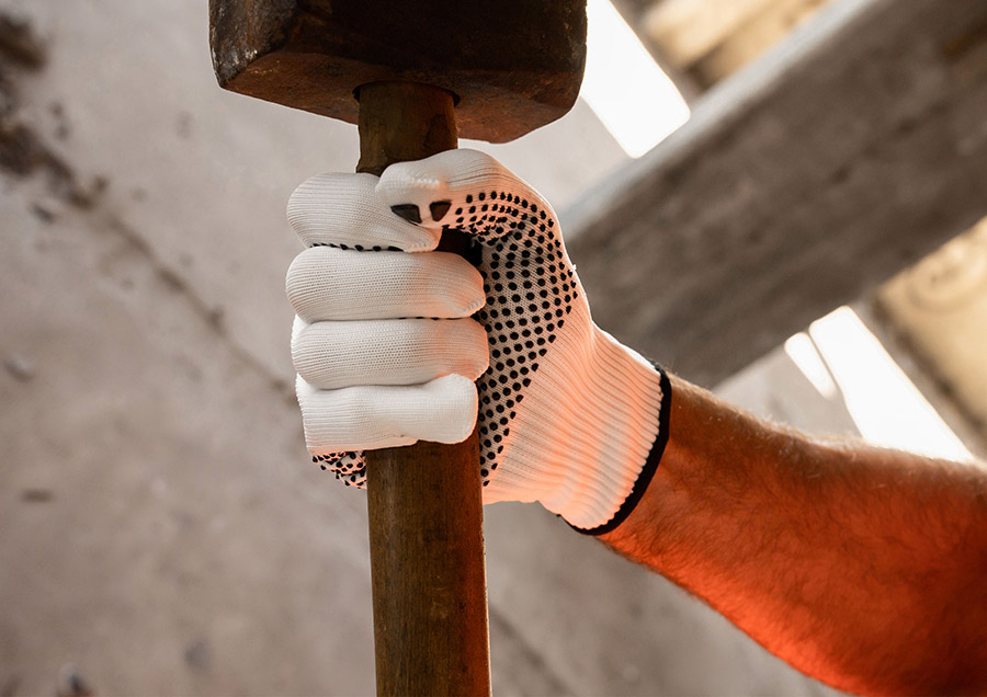 Feinstrickhandschuh „Konya“ in Weiß, ideal als Schutzausrüstung bei geringen Risiken. Mit elastischem Nylonanteil für sehr gute Passform und PVC-Griffnoppen für sicheren Halt. Arbeitskleidung