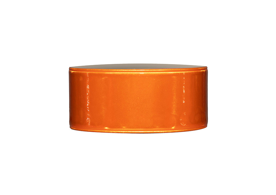 Schnappband „Porto“ in Silber mit Metallkern, PVC-Oberfläche und Velvet-Innenseite, flexibel für Handgelenk, Arm oder Knöchel.