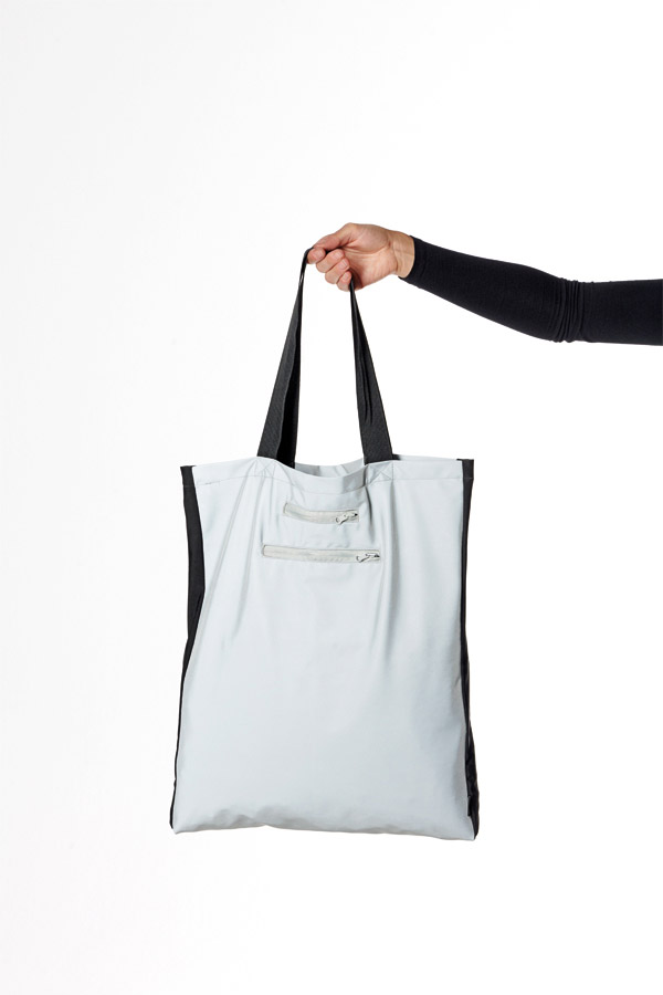 Woman carrying a Silverne Korntex shopping bag in a park