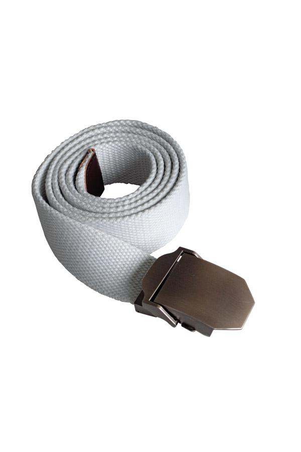 Close-up of a robust Korntex workwear belt with metal buckle on dark-coloured work trousers